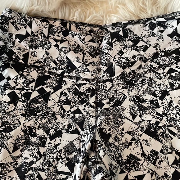 Geometric print active capris - Picture 3 of 5